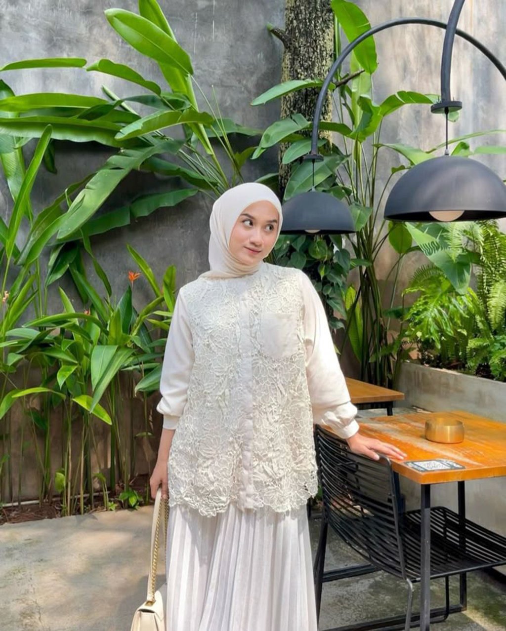 Lace Blouse dan Rok Plisket