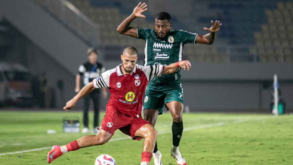 Pesepak bola PSS Sleman Marcelo Cirino Da Silva (kanan) berebut bola dengan pesepak bola PS Barito Putera Murilo Otavio Mendes (kiri) pada pertandingan BRI Liga 1 2024/2025 di Stadion Manahan, Solo, Jawa Tengah, Senin (3/3/2025). PS Barito Putera menang atas PSS Sleman dengan skor 2-1. ANTARA FOTO/Mohammad Ayudha/nz BRI Liga 1: PSS Sleman dikalahkan PS Barito Putera