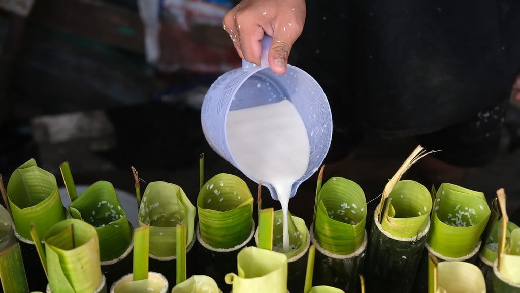 Pembuatan lemang untuk hidangan buka puasa