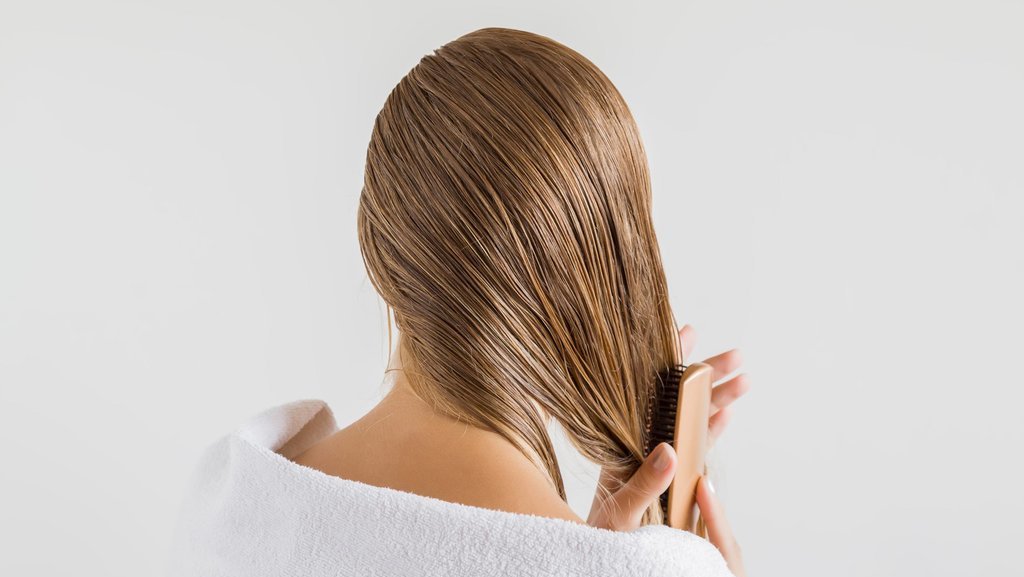 Ilustrasi baby oil untuk rambut 