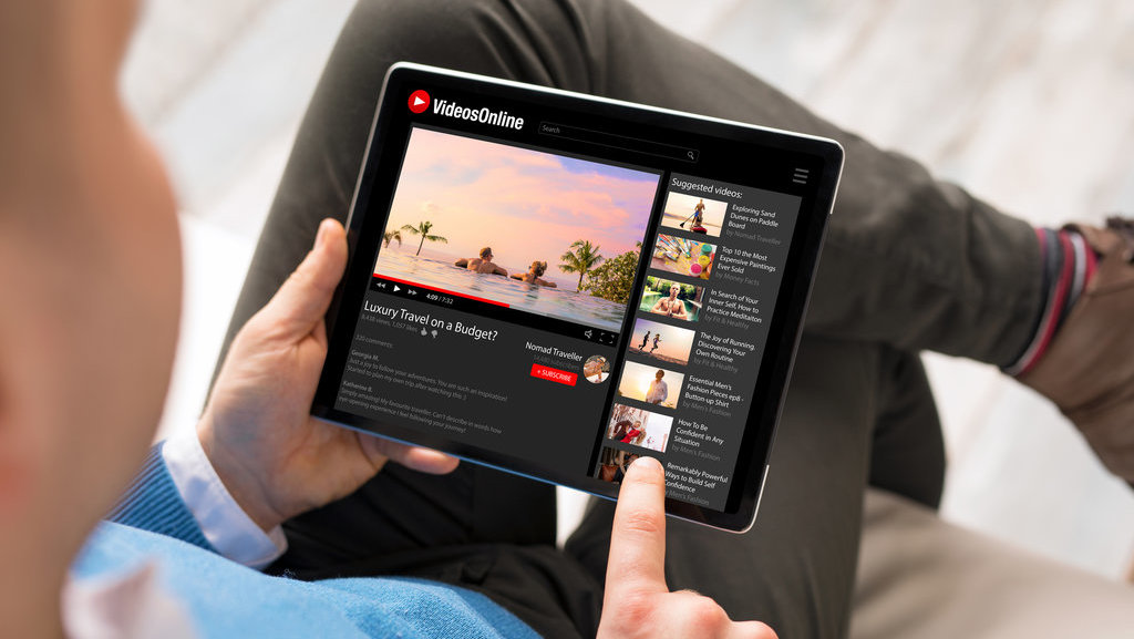 Menonton video youtube di tablet. foto/istockphoto Menonton video youtube di tablet