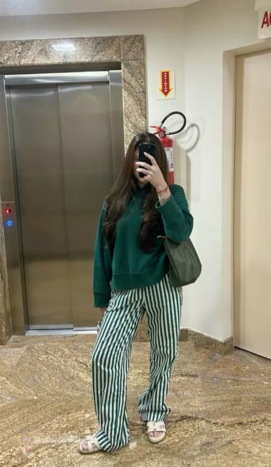 Stripe Pants dan Sweatshirt