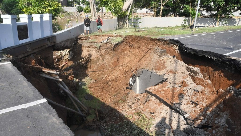 Jembatan amblas di Bekasi