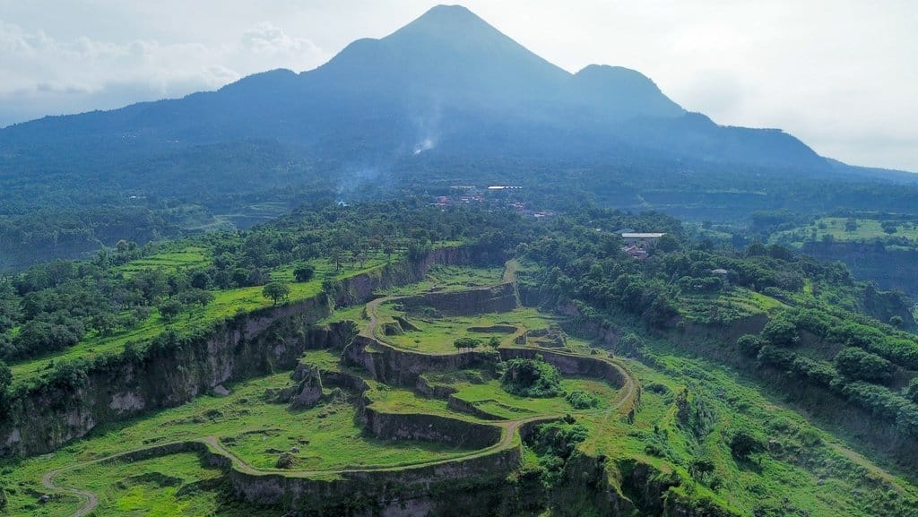 Foto udara suasana lembah Dieng di Desa Jeruk Purut, Gempol, Pasuruan, Jawa Timur, Rabu (5/3/2025). Lembah Dieng merupakan lahan bekas tambang pasir seluas 10 hektare yang terbengkaai dan kini menjadi salah satu alternatif tempat wisata alam baru bagi warga Pasuruan dan sekitarnya. ANTARA FOTO/Umarul Faruq/agr Potensi wisata lembah Dieng di Pasuruan