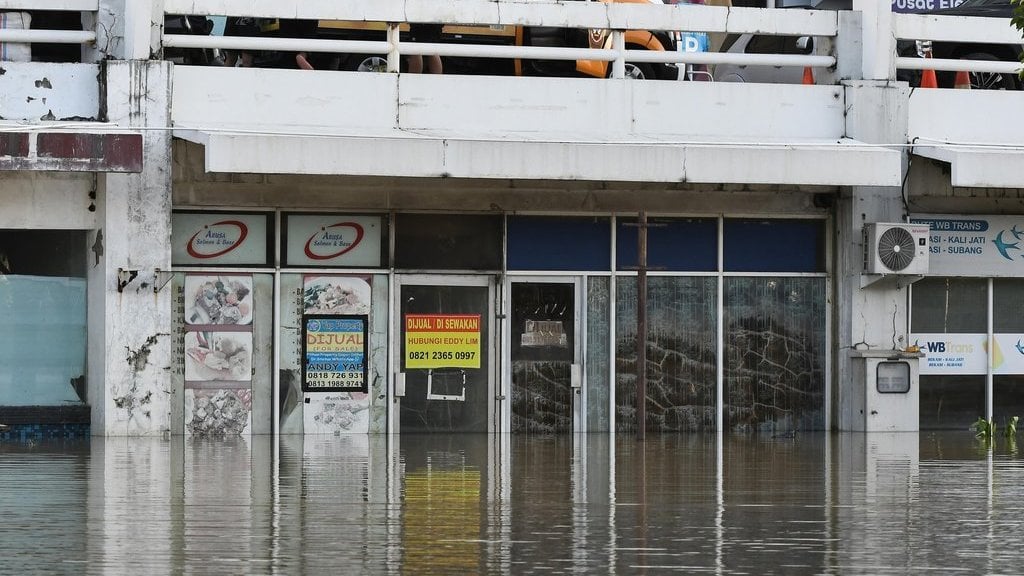 Pusat perbelanjaan masih tergenang banjir Kali Bekasi