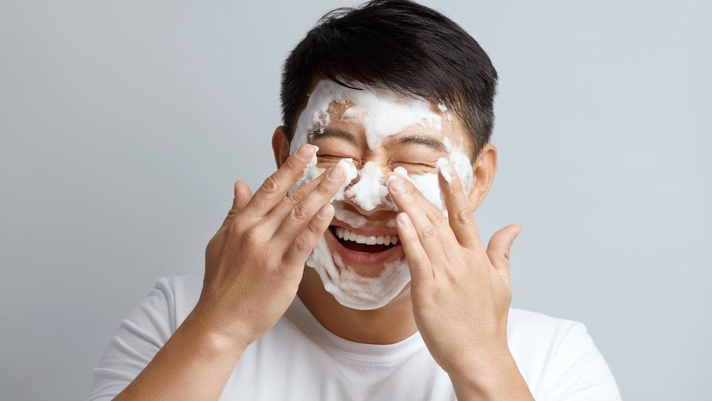 Ilustrasi laki-laki sedang cuci muka. foto/istockphoto Laki Laki Cuci Muka