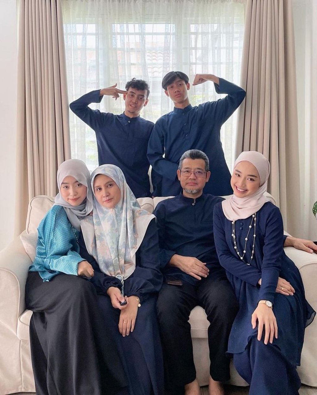 Baju Lebaran Keluarga Nuansa Biru Navy