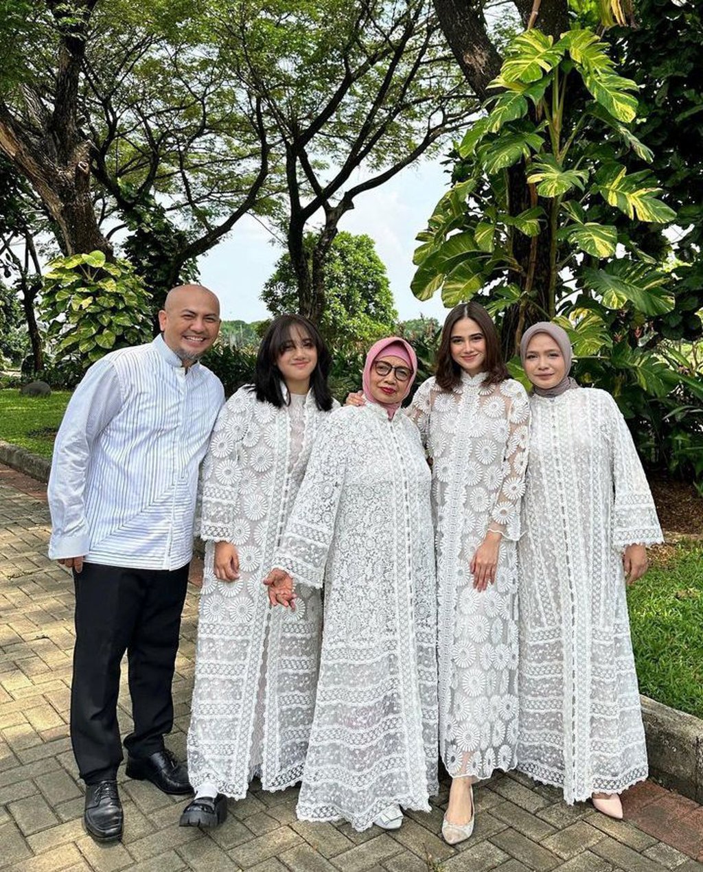 Baju Lebaran Keluarga Nuansa Putih