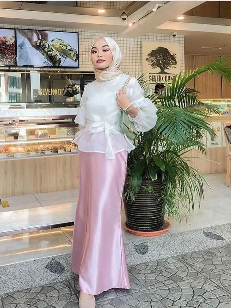 Rok Satin dan Atasan Organza