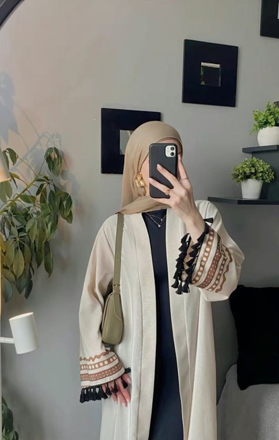 Abaya dengan Detail Tribal di Lengan