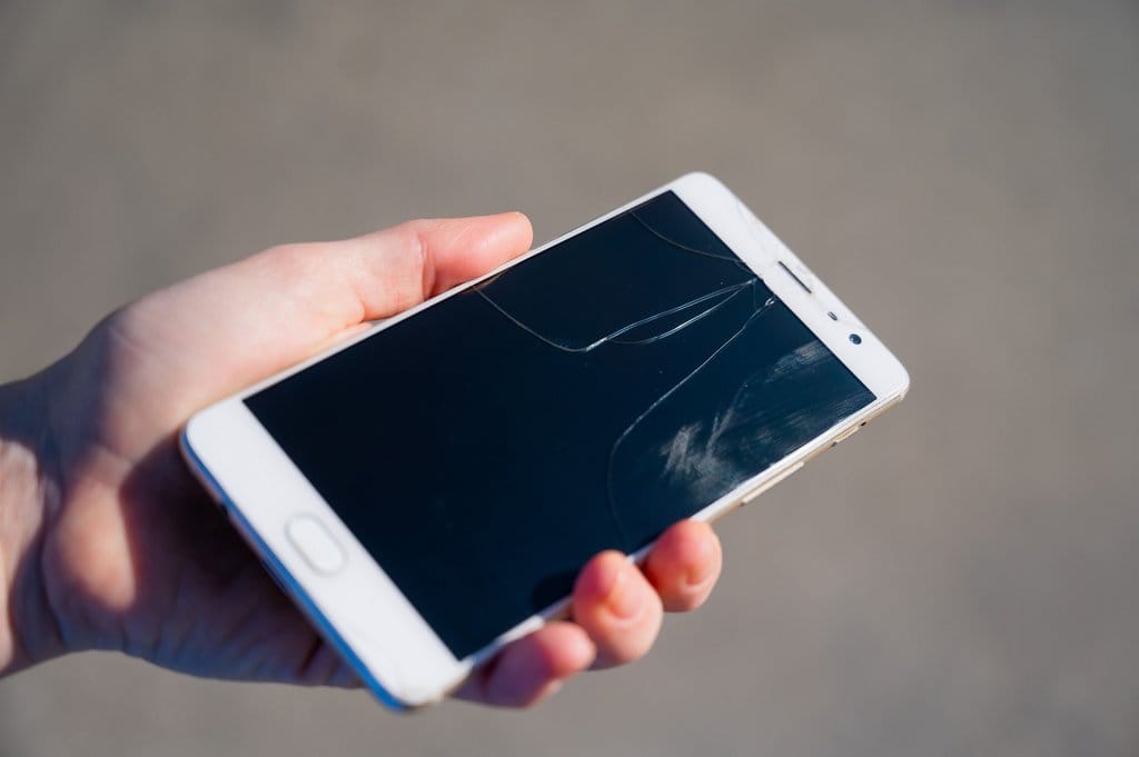 Ilustrasi Handphone rusak. FOTO/iStockphoto Ilustrasi Handphone rusak