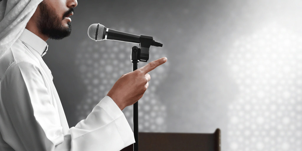 Pria Muslim religius pidato di masjid. FOTO/iStockphoto Ilustrasi ceramah di masjid