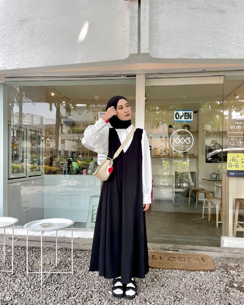 Jumper Dress Hitam dengan Inner Kemeja Putih