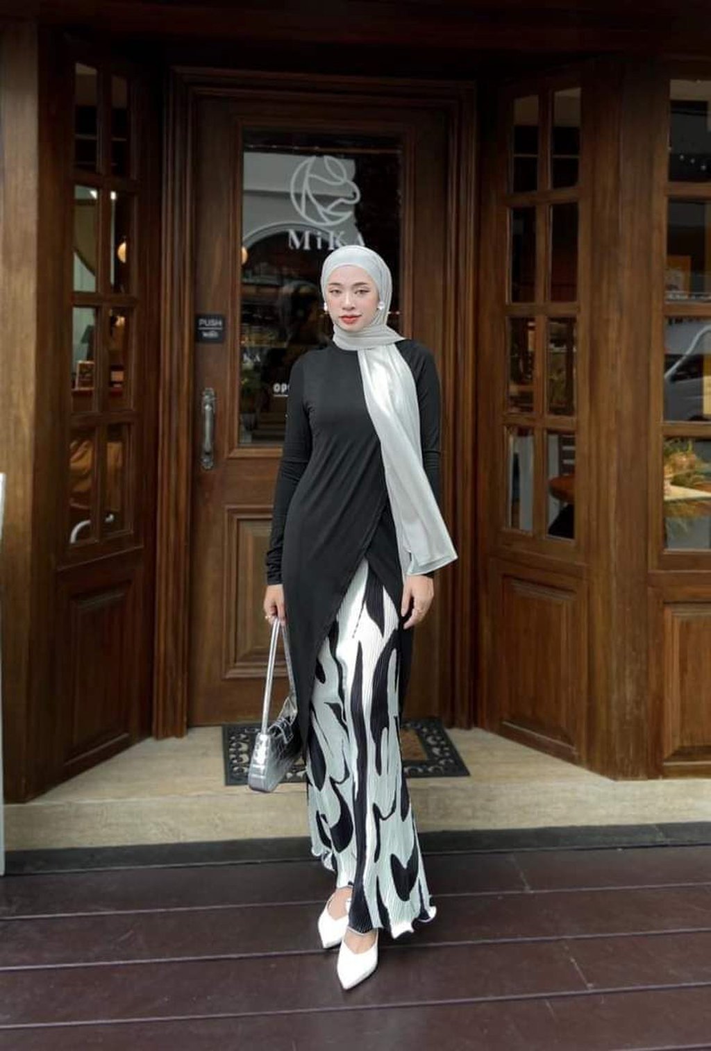 Tunik Hitam dengan Pleats Pants Motif