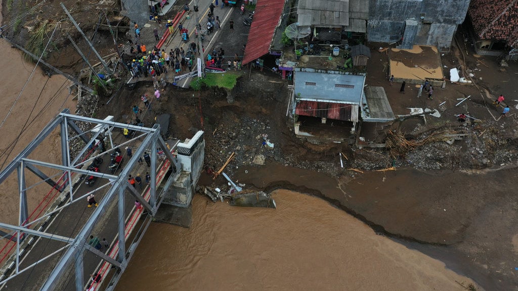 Jembatan amblas akibat banjir bandang di Sukabumi