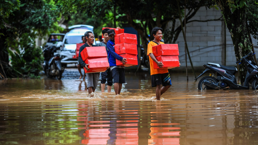 Penyaluran bantuan untuk korban banjir terisolir di Kabupaten Serang