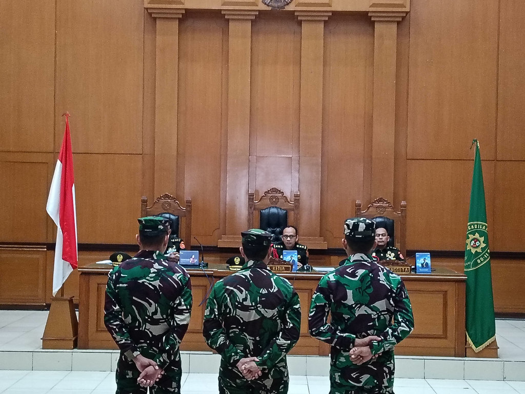 Sidang tuntutan tiga terdakwa kasus pembunuhan bos rental di Pengadilan Militer II-08 Jakarta, Jakarta Timur, Senin (10/3/2025). tirto.id/Umay Sidang Tuntutan Pembunuhan Bos Rental
