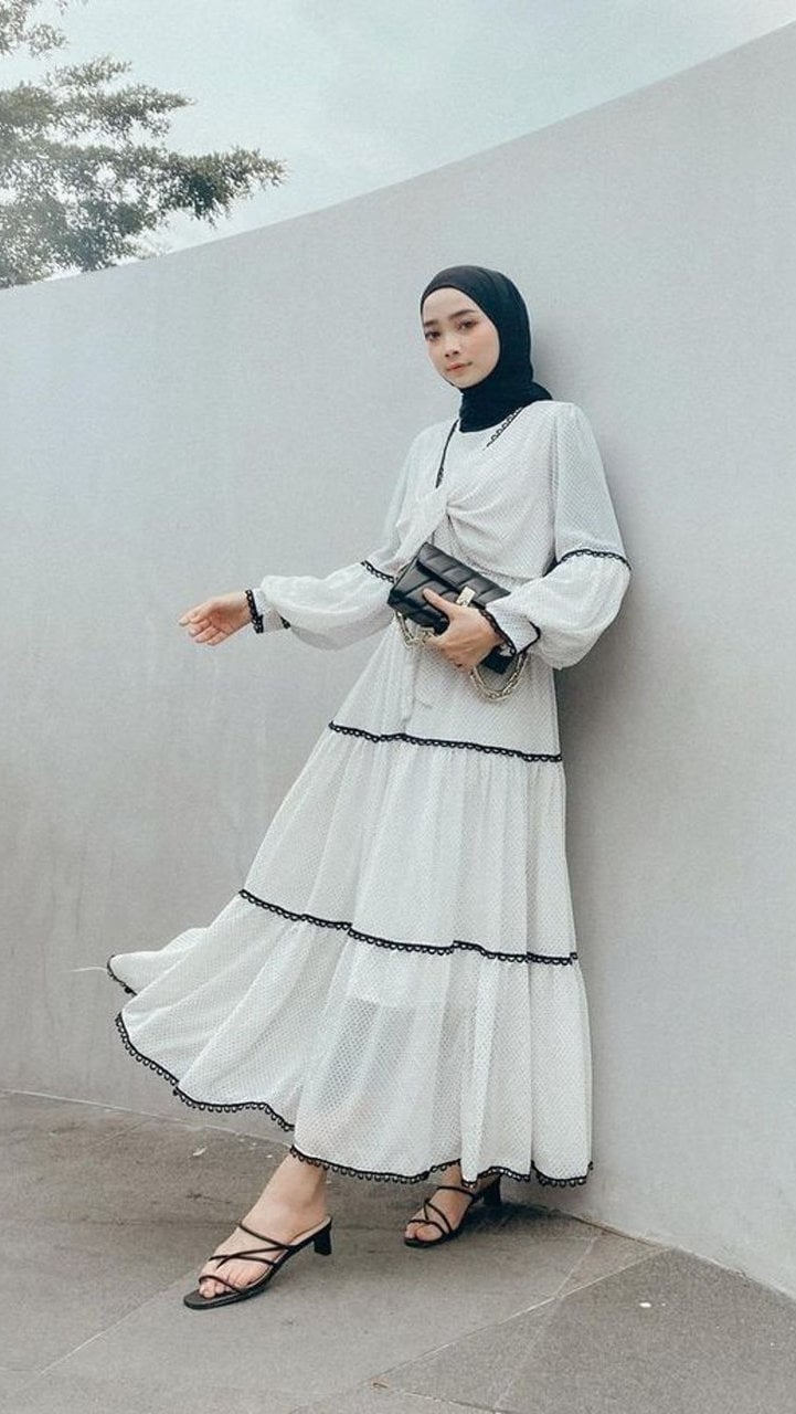 Gamis Putih Aksen Hitam