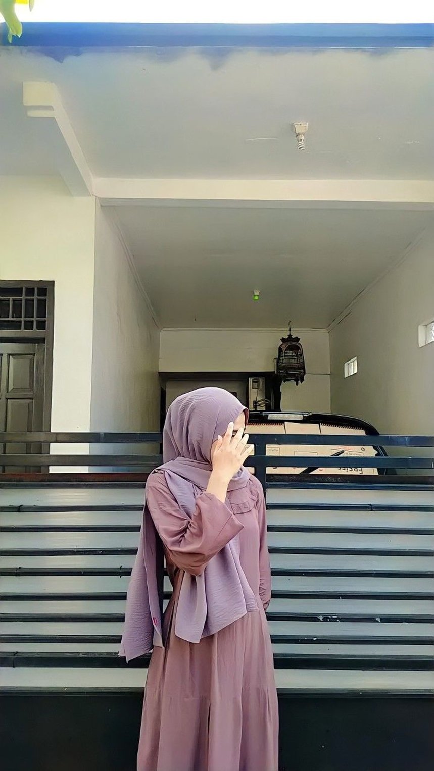 Pose Menyibak atau Memperbaiki Hijab