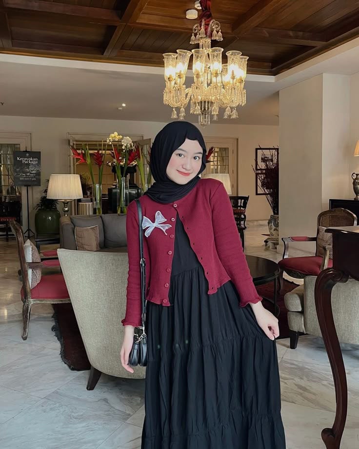 Long Dress Hitam dan Cardigan Burgundy Aksen Pita