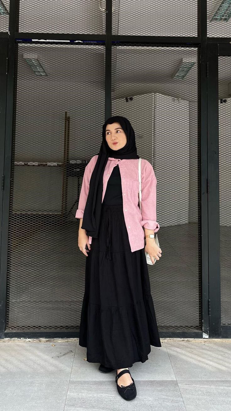 Long Dress Hitam dan Cardigan Pink