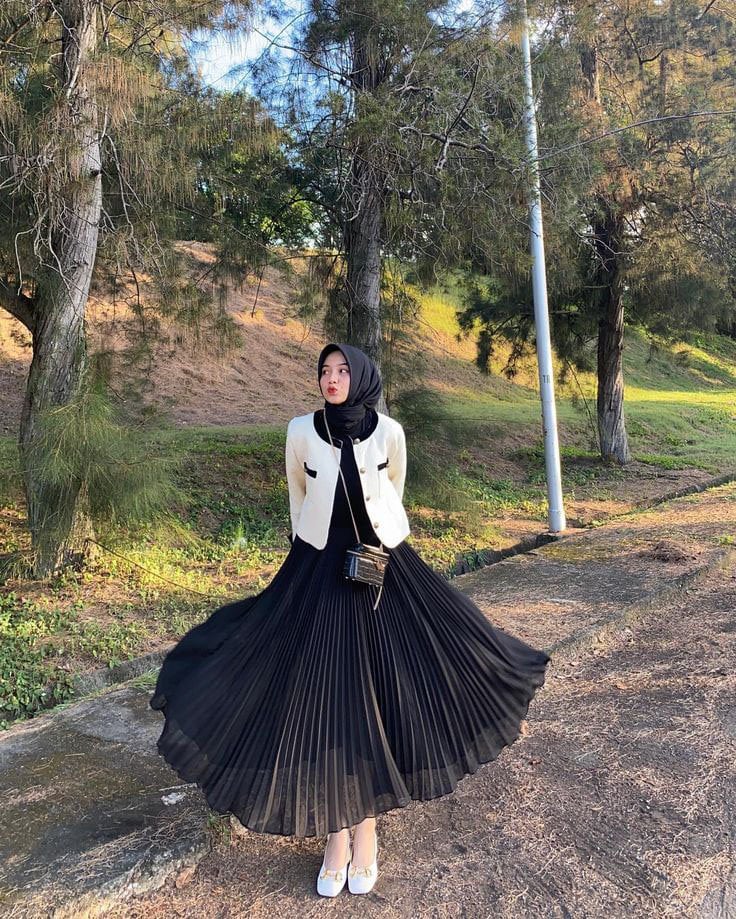 Rok Plisket Hitam Flowy dan Cardigan Putih