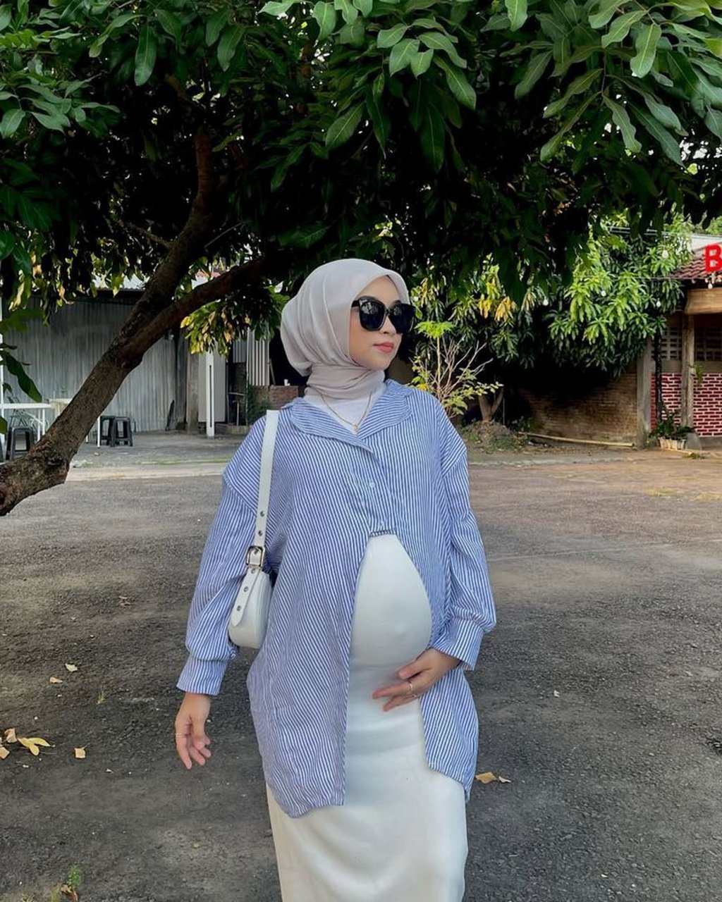 Dress Rayon Putih dan Kemeja Oversized Baby Blue