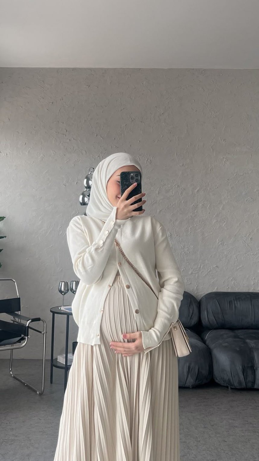 Gamis Plisket Beige dan Cardigan Putih