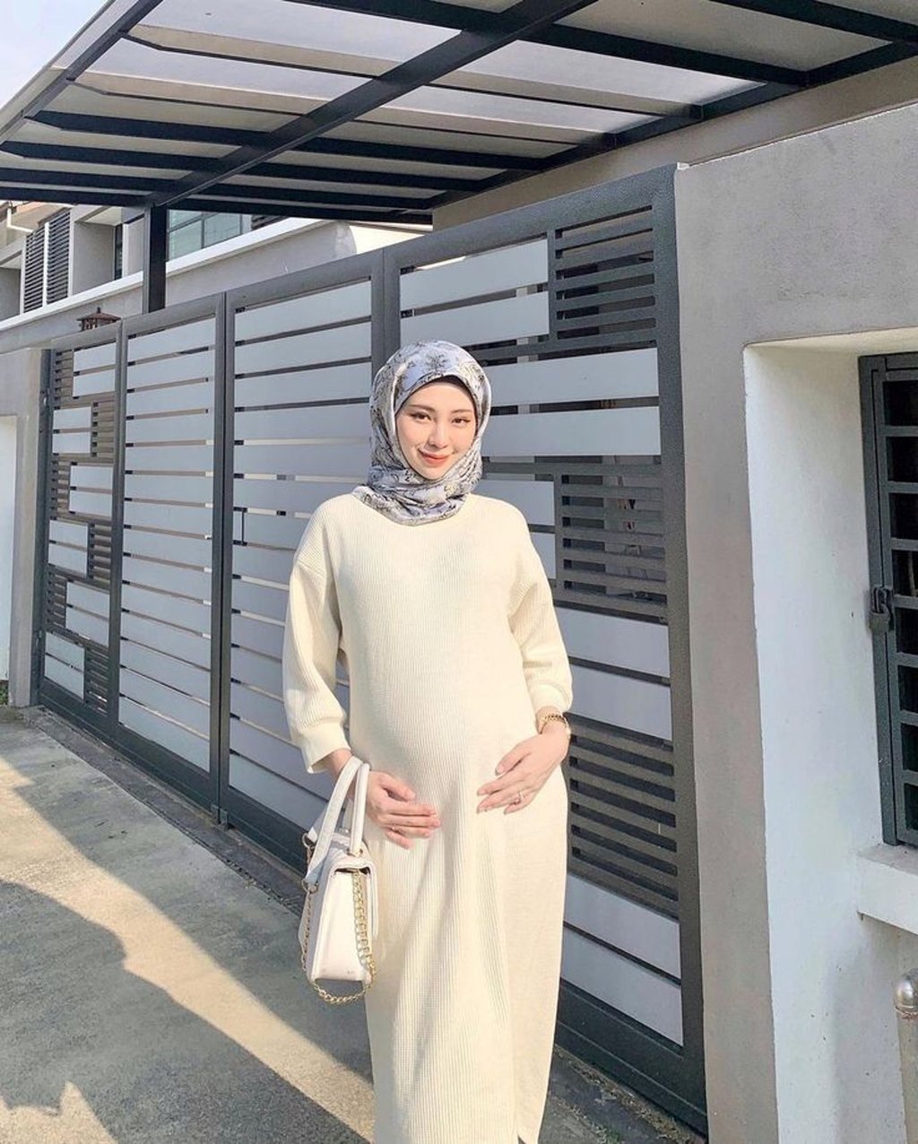 Long Dress Putih dan Jilbab Motif