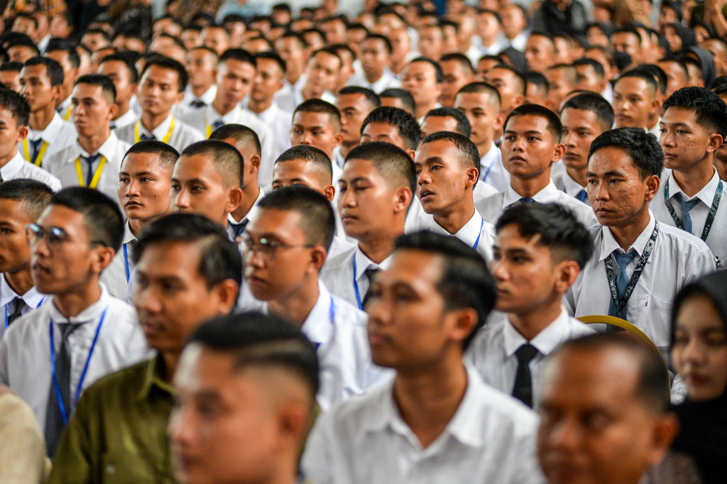 Peserta magang mengikuti acara pelepasan magang ke Jepang di Gedung Balai Besar Pelatihan Vokasi dan Produktivitas (BBVP) Kementerian Ketenagakerjaan, Bandung, Jawa Barat, Sabtu (15/3/2025). ANTARA FOTO/Raisan Al Farisi/foc. Pelepasan peserta magang ke Jepang oleh Menaker