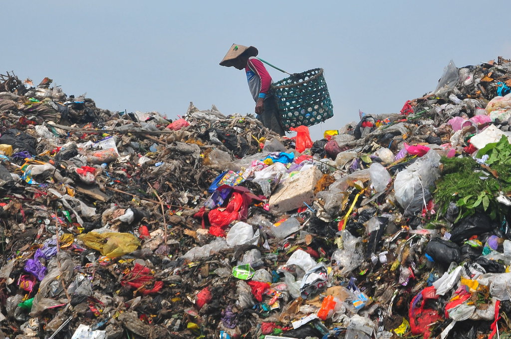 Pemulung mencari sampah di Tempat Pembuangan Akhir (TPA) Tanjungrejo, Jekulo, Kudus, Jawa Tengah, Sabtu (15/3/2025).ANTARA FOTO/Yusuf Nugroho/agr Pemerintah menutup 343 TPA open dumping