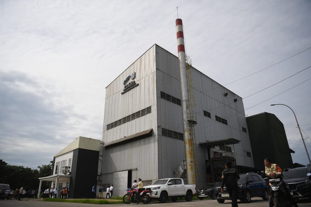 Petugas berjaga di depan Pembangkit Listrik Tenaga Sampah (PLTSa) Merah Putih, TPST Bantar Gebang, Bekasi, Jawa Barat, Rabu (19/3/2025). ANTARA FOTO/Akbar Nugroho Gumay/YU PLTSa Merah Putih Bantar Gebang