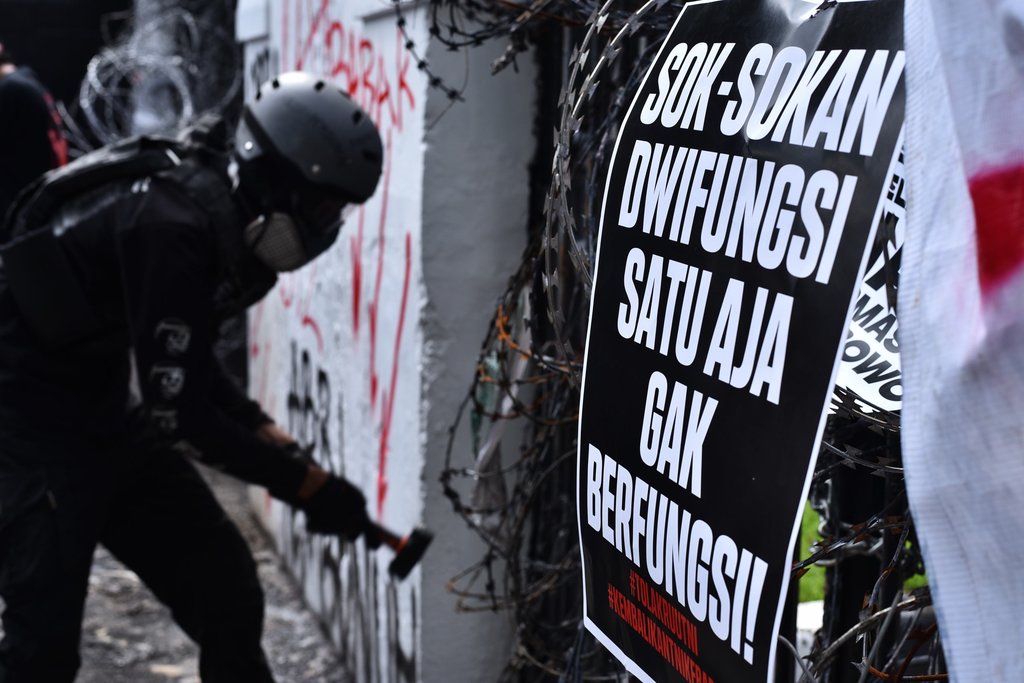 Ratusan mahasiswa yang berkumpul di depan gedung Dewan Perwakilan Rakyat Daerah (DPRD) Provinsi Jawa Barat, Kamis (20/3/2025). tirto.id/Dini Putri Rahmayanti Aksi Menolak RUU TNI