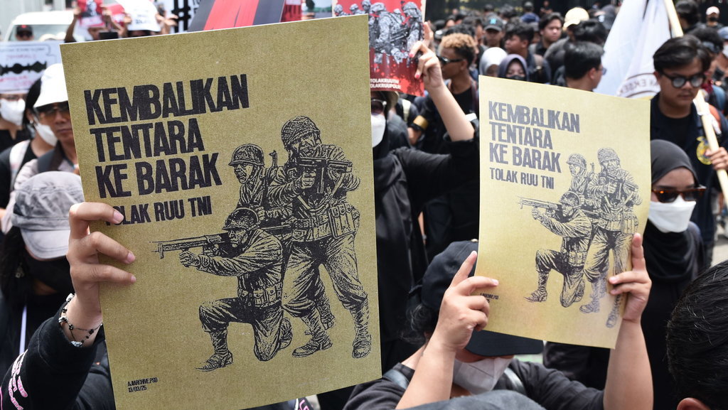 Pengunjuk rasa memegang poster saat aksi di depan pintu gerbang Pancasila, Gedung DPR, Jakarta, Kamis (20/3/2025). ANTARA FOTO/ Fakhri Hermansyah/nym. Aksi pengunjuk rasa di depan pintu DPR