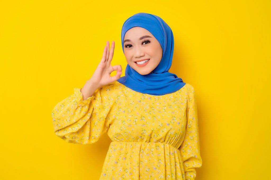 Baju kuning hijab biru