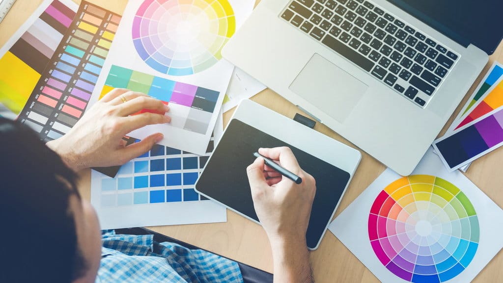 Ilustrasi Menggambar Dengan Tablet. foto/istockphoto Menggambar Dengan Tablet