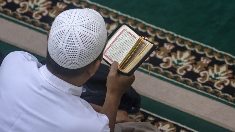 Umat Islam membaca Al Quran saat beriktikaf di Masjid Agung Kota Cimahi, Jawa Barat, Jumat (21/3/2025) dini hari.ANTARA FOTO/Abdan Syakura/nz Iktikaf Ramadhan di Kota Cimahi