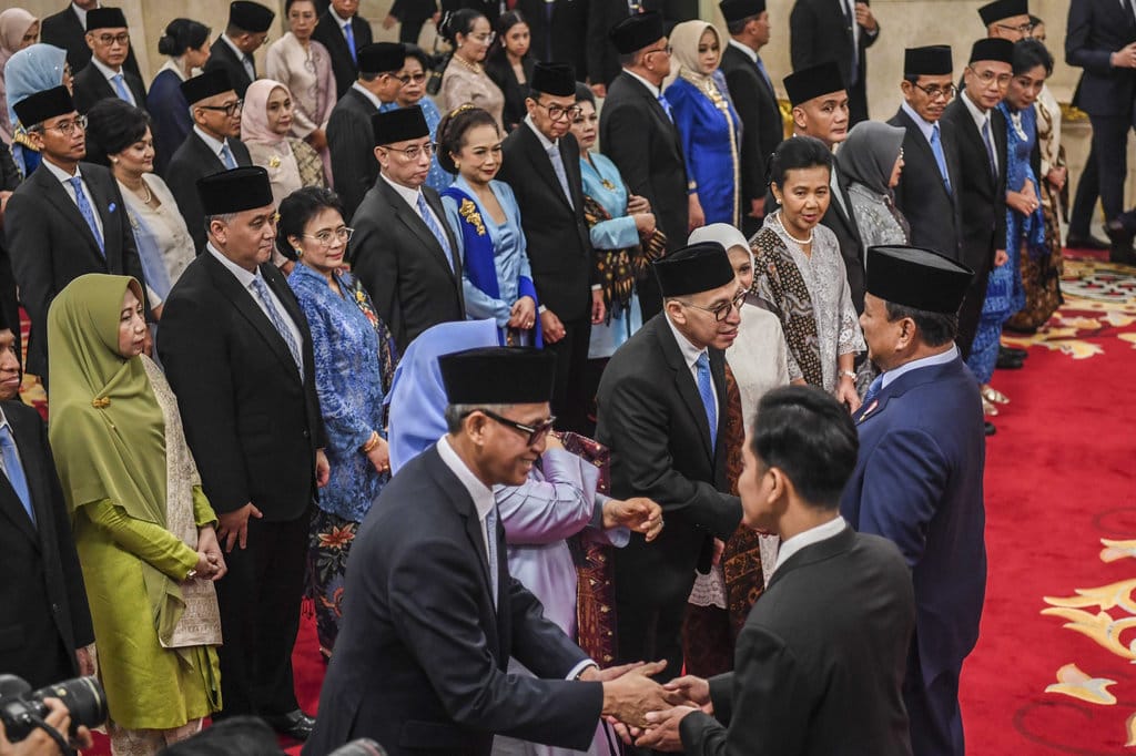 Presiden Prabowo Subianto (kanan) didampingi Wakil Presiden Gibran Rakabuming Raka (kedua kanan) memberi selamat kapada sejumlah Duta Besar Luar Biasa dan Berkuasa Penuh (LBBP) usai dilantik di Istana Negara, Jakarta, Senin (24/3/2025). ANTARA FOTO/Galih Pradipta/nz Presiden lantik 31 duta besar