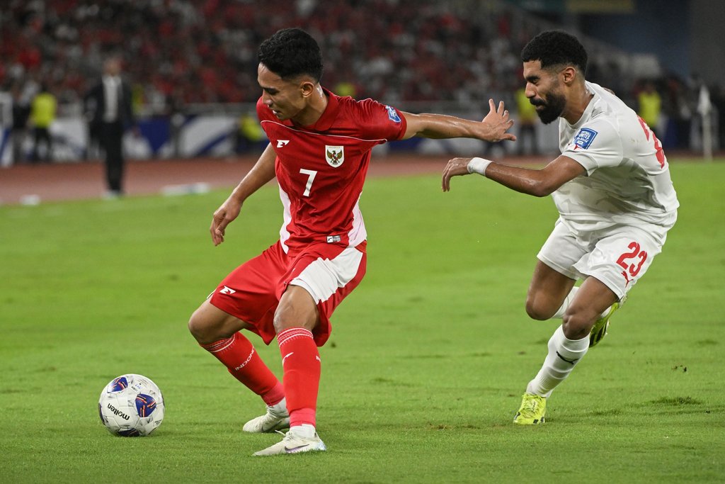 Pesepak bola Timnas Indonesia Marselino Ferdinan (kiri). ANTARA FOTO/Hafidz Mubarak A/app/SPt. Timnas Indonesia lawan Timnas Bahrain