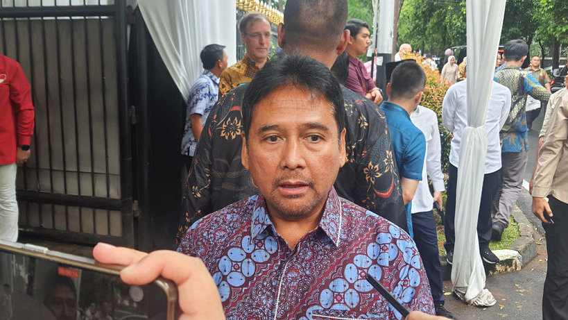 Ketua Umum PHRI, Hariyadi Sukamdani usai menghadiri acara Gelar Griya di kediaman Menteri Investasi dan Hilirisasi/Kepala Badan Koordinasi Penanaman Modal (BKPM), Rosan P/ Roeslani, di Jakarta Selatan, Selasa (1/4/2025). Tirto.id/Qonita Azzahra Hariyadi Sukamdani