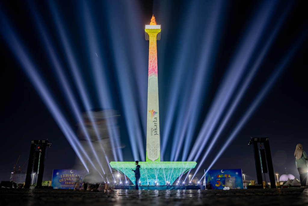 Pertunjukan video mapping di Tugu Monas