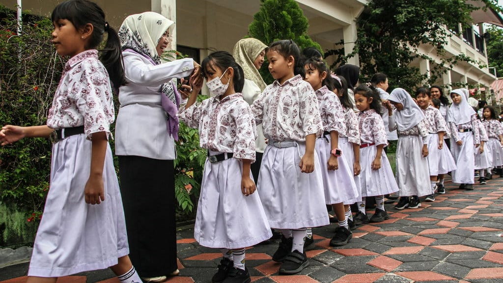 Sejumlah guru menyalami murid saat halal bihalal di SD Negeri 4 Menteng, Palangka Raya, Kalimantan Tengah, Rabu (9/4/2025). ANTARA FOTO/Auliya Rahman/YU Halal bihalal pada hari pertama sekolah