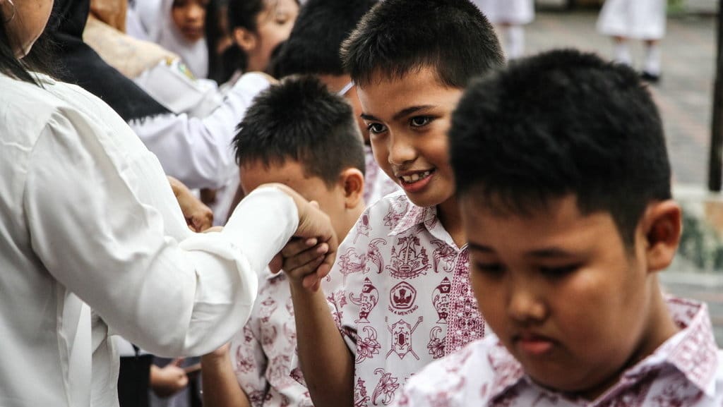 Murid menyalami gurunya saat halal bihalal di SD Negeri 4 Menteng, Palangka Raya, Kalimantan Tengah, Rabu (9/4/2025). ANTARA FOTO/Auliya Rahman/YU Halal bihalal pada hari pertama sekolah