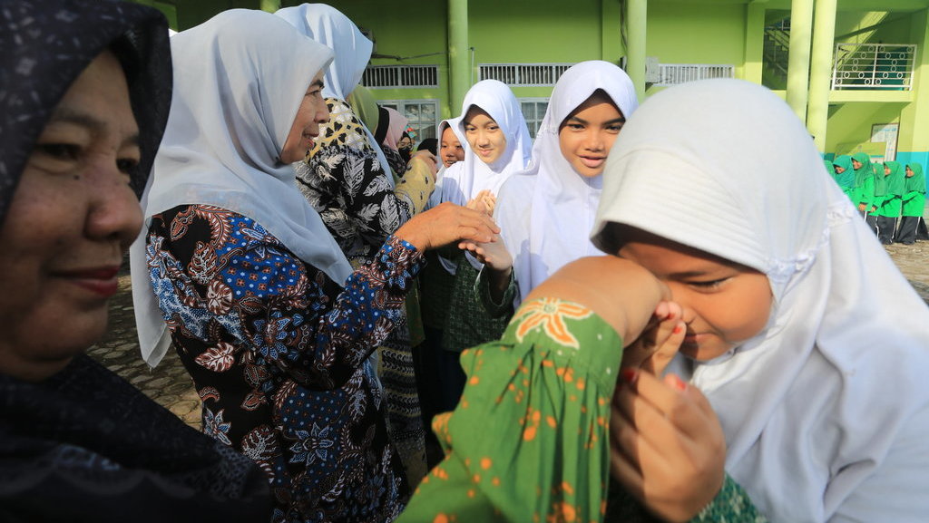 Sejumlah siswa bersalaman dengan gurunya pada hari pertama masuk sekolah di Madrasah Ibtidaiyah Negeri (MIN) 11 Aceh Barat, Aceh, Rabu (9/4/2025). ANTARA FOTO/Syifa Yulinnas/YU Ilustrasi sungkeman