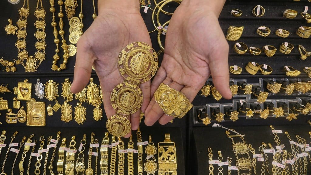 Pedagang memperlihatkan perhiasan emas di salah satu tempat penjualan emas kawasan Kota Banda Aceh, Aceh, Jumat (11/4/2025). Menurut pedagang emas di Aceh, harga perhiasan emas sejak dua pekan terakhir mengalami kenaikan akibat situasi global yang tidak stabil dari Rp5.400.000 per mayam atau 3,3 gram menjadi Rp5.850.000 per mayam untuk emas murni kadar 99 persen, begitu juga emas Antam naik menjadi Rp2.025.000 per gram dari harga semula Rp1.820.000 per gram. ANTARA FOTO/Khalis Surry/Spt. Harga emas naik di Aceh