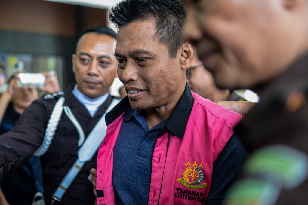 Kepala Dinas Lingkungan Hidup Kota Tangerang Selatan Wahyunoto Lukman (tengah) berjalan menuju mobil tahanan usai ditetapkan sebagai tersangka dalam kasus dugaan korupsi pengelolaan sampah di Kejaksaan Tinggi Banten, Kota Serang, Banten, Selasa (15/4/2025). Kejati Banten menahan Kepala Dinas Lingkungan Hidup Kota Tangerang Selatan Wahyunoto Lukman usai ditetapkan sebagai tersangka bersama Direktur PT EPP inisial SYM terkait kasus korupsi pengelolaan sampah dengan menentukan titik lokasi pembuangan sampah yang tidak memenuhi kriteria dengan nilai proyek mencapai Rp75,9 miliar. ANTARA FOTO/Muhammad Bagus Khoirunas/agr Kejati Banten tahan Kadis LH Kota Tangsel