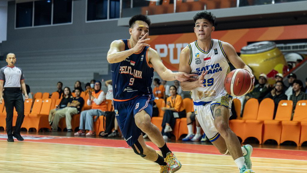 Pebasket Satya Wacana Salatiga Rexy Fernando (kanan) mencoba melewati adangan pebasket Pelita Jaya Basketball Jakarta Agassi Yeshe Goantara (kiri) pada pertandingan Indonesian Basketball League (IBL) 2025 di GOR Soemantri Brodjonegoro, Jakarta, Senin (14/4/2025). ANTARA FOTO/Bayu Pratama S Pelita Jaya kalahkan Satya Wacana