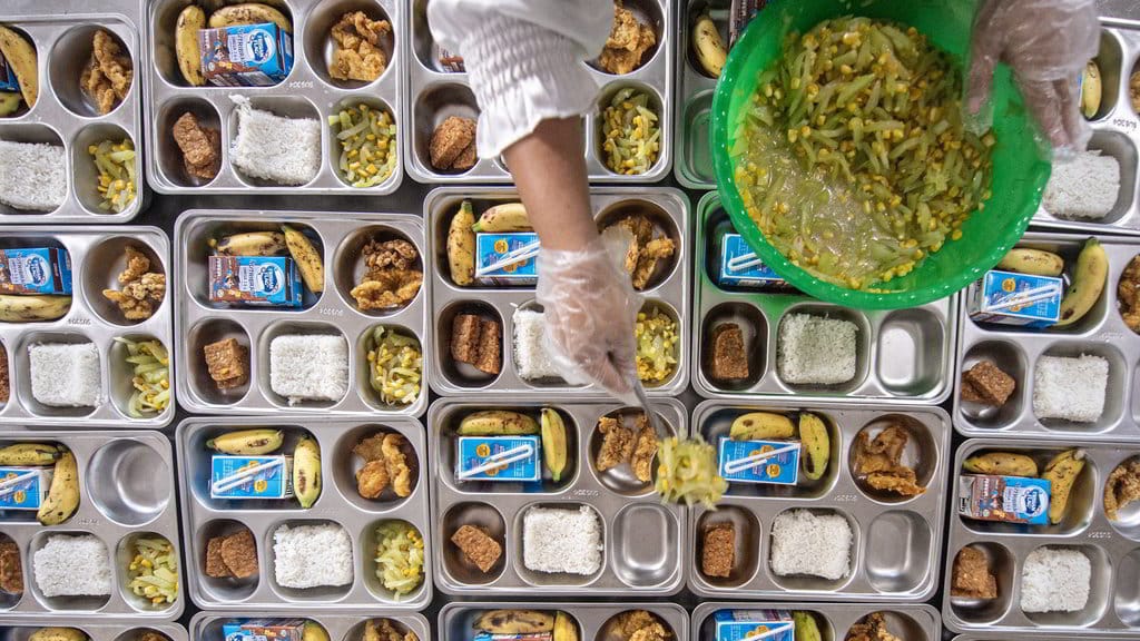 Petugas menata paket Makanan Bergizi Gratis (MBG) di dapur Satuan Pelayanan Pemenuhan Gizi (SPPG) Ilir Barat (IB) II Palembang, Sumatera Selatan, Selasa (15/4/2025). ANTARA FOTO/Nova Wahyudi/YU Target pemberian MBG untuk ibu hamil dan menyusui