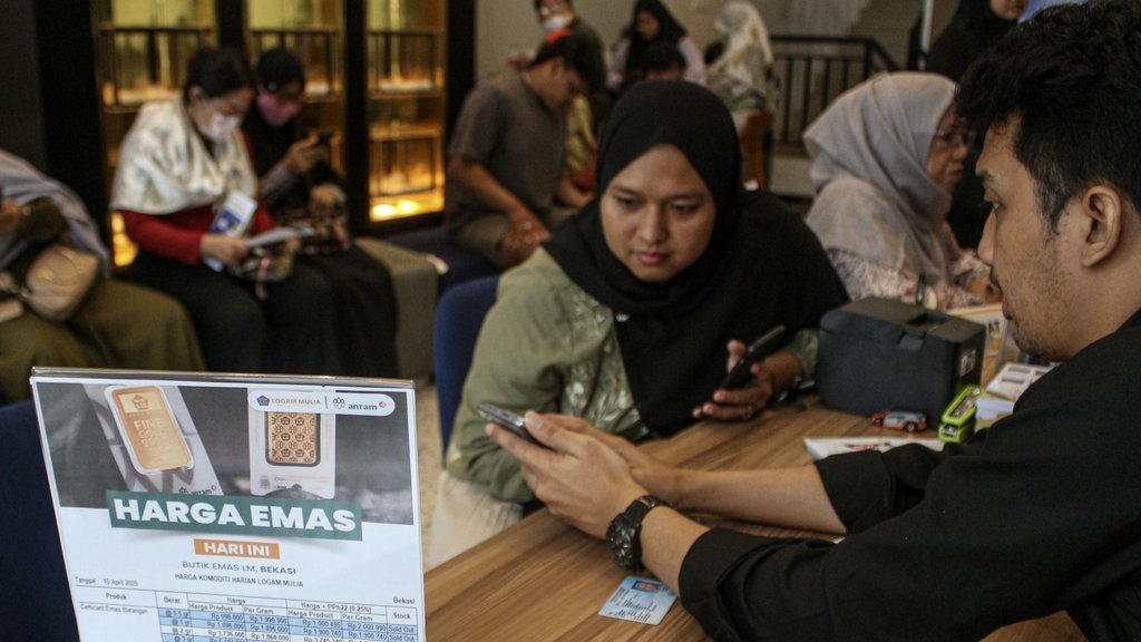 Warga membeli emas untuk tabungan masa depan