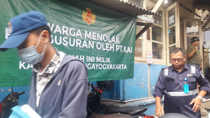 Petugas PT KAI ditolak warga RT 02 RW 1 Kelurahan Bausasran, Kemantren Danurejan, Kota Yogyakarta, DIY saat akan melakukan pengukuran lahan sebagai rencana beautifikasi Stasiun Lempuyangan, pada Rabu (16/4/2025). Tirto/Siti Fatimah Rencana Renovasi Stasiun Lempuyangan